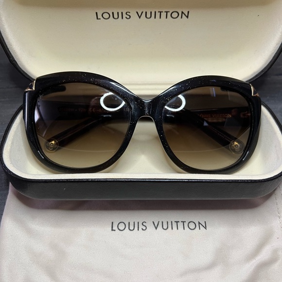 Louis Vuitton sunglasses. Worn only a few times. Perfect condition. - Picture 5 of 6